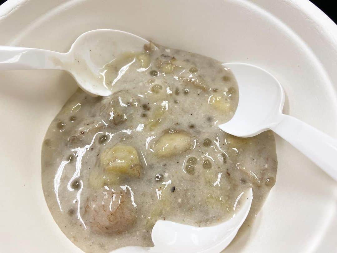 荒尾茉紀のインスタグラム：「ラオスのスイーツ🇱🇦クラスメイトが作ってきてくれました😊バナナ、ココナッツミルク、タピオカが入っていて美味しかった✨かたや、2枚目は、焼いただけの今日の私の夕食😂笑 #sydney #desert #ラオス料理 #留学 #気づけばまた1週間が終わる #早い😭」