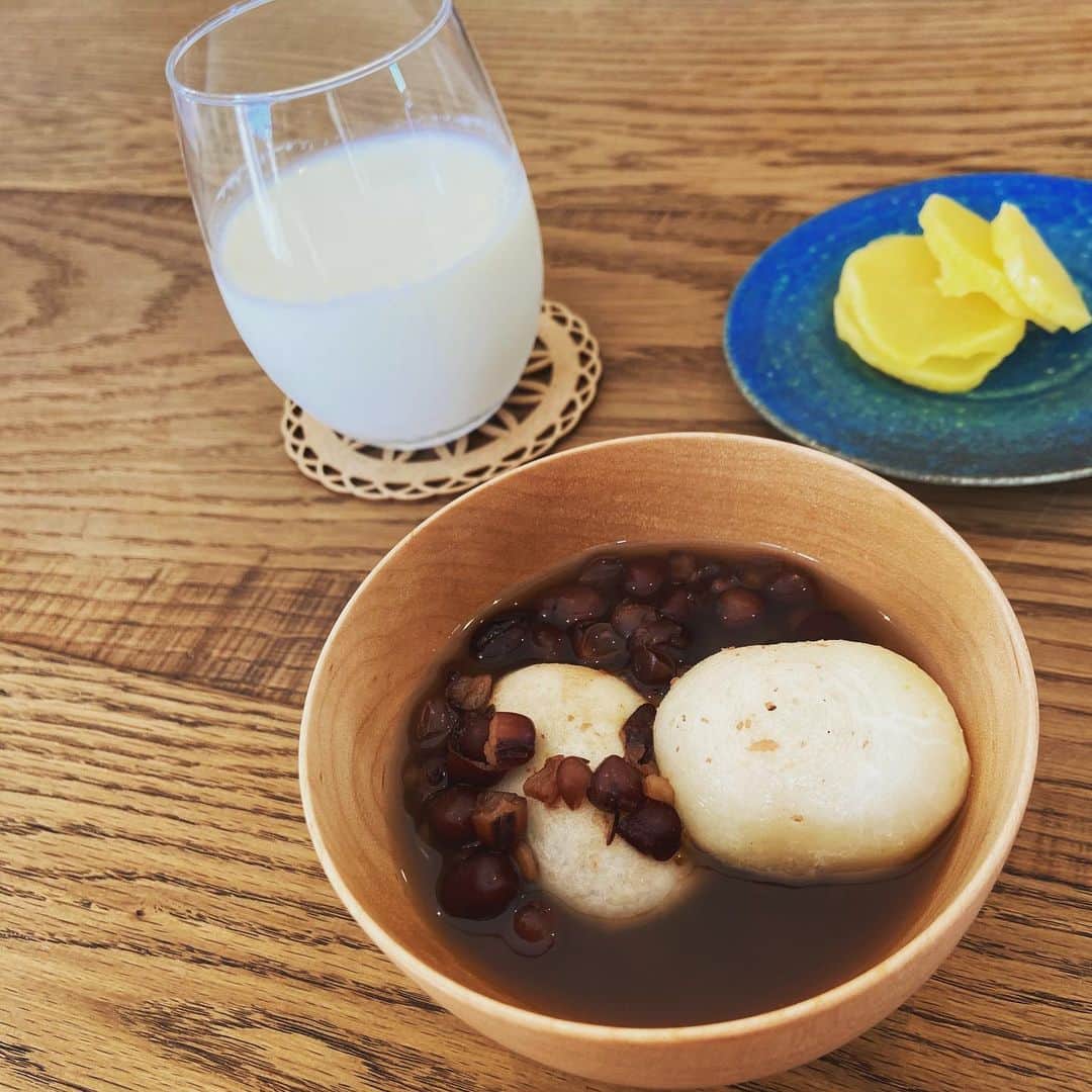 黛英里佳さんのインスタグラム写真 - (黛英里佳Instagram)「おしるこを作ってみました。﻿ ﻿ 小豆から炊いて、あんまり上手に出来なかったけど😅﻿ ﻿ 先日のミルクランド北海道で買ってきた牛乳と合う😋💕﻿ ﻿ #おしるこ#塩気が効いてるのが好き」1月30日 19時25分 - erikamayuzumi_official
