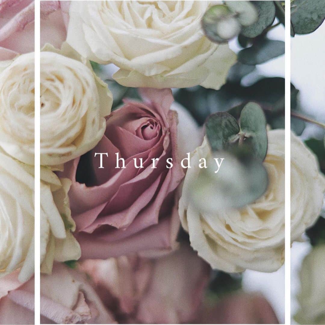 のインスタグラム：「. 先週お友達からもらったお花🌸 めっちゃきれい✨ ・ ここ最近の天気が悪すぎて、 我が家の日当たりが絶望的で、 お花の全盛期にきれいな写真が撮れなかった。涙 ・ まあでも、やや熟れかけの花が 34歳らしいということにしとこうか← ・ ・ 今日は久々、旦那さんとごはん🏠 ・ ・ #お花 #バラの花束 #花束 #お花好き #roses #rosegram #誕生日プレゼント」