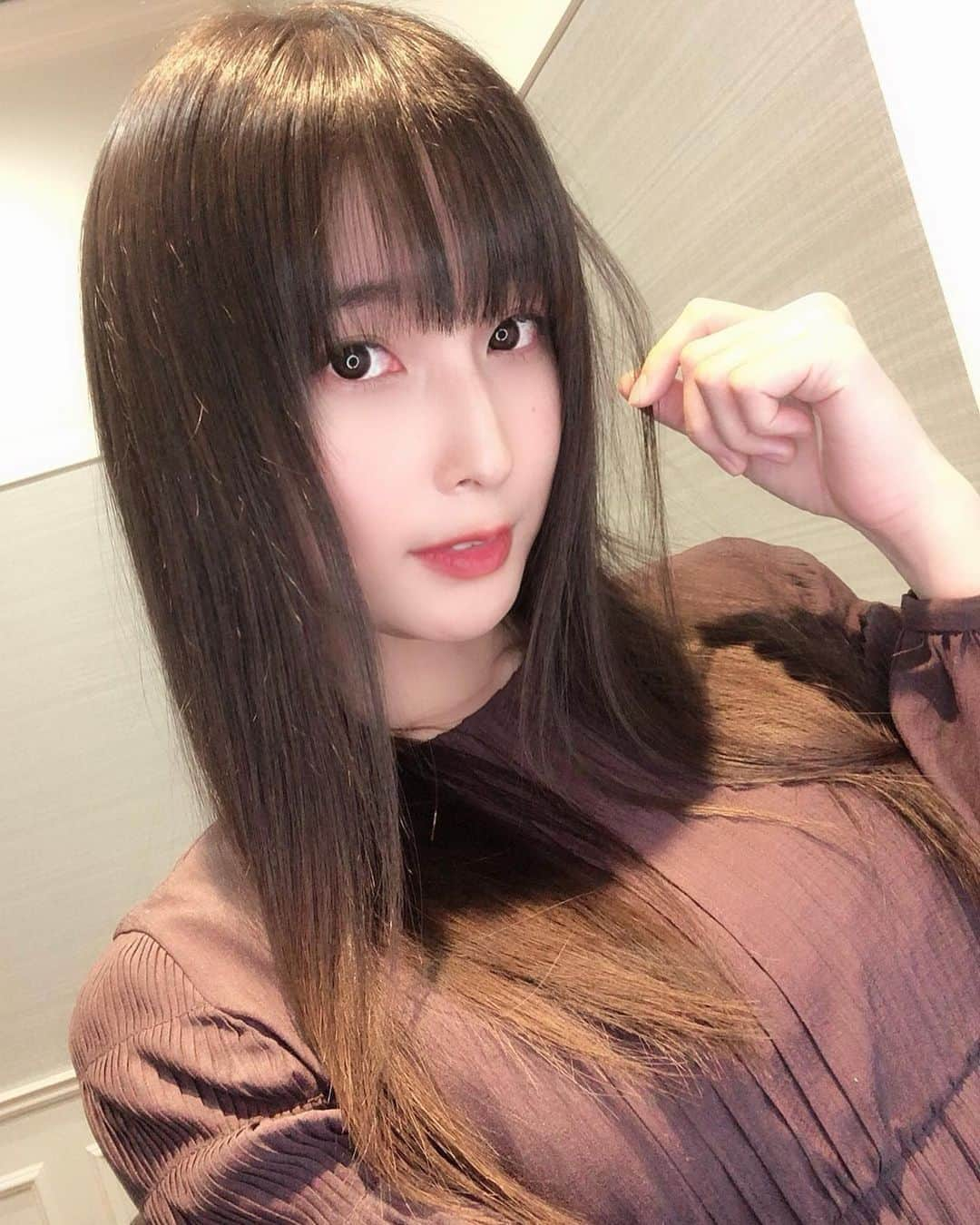 川崎あやのインスタグラム：「前髪カットとトリートメントしてきた🥰💓ツヤツヤー✨ 綺麗に伸ばす為にこまめにトリートメント☺️✨ #LOANA」