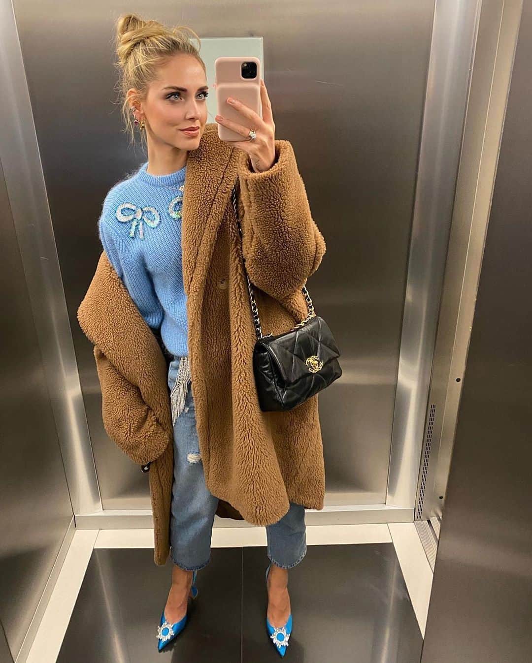 Blonde Saladさんのインスタグラム写真 - (Blonde SaladInstagram)「WANNA BE A MODERN CINDERELLA?💎 Copy @chiaraferragni latest street-style! Shop the look and its affordable version on our mag! 💫 #theblondesalad #chiaraferragni #fashion #outfitinspo」1月30日 19時33分 - theblondesalad