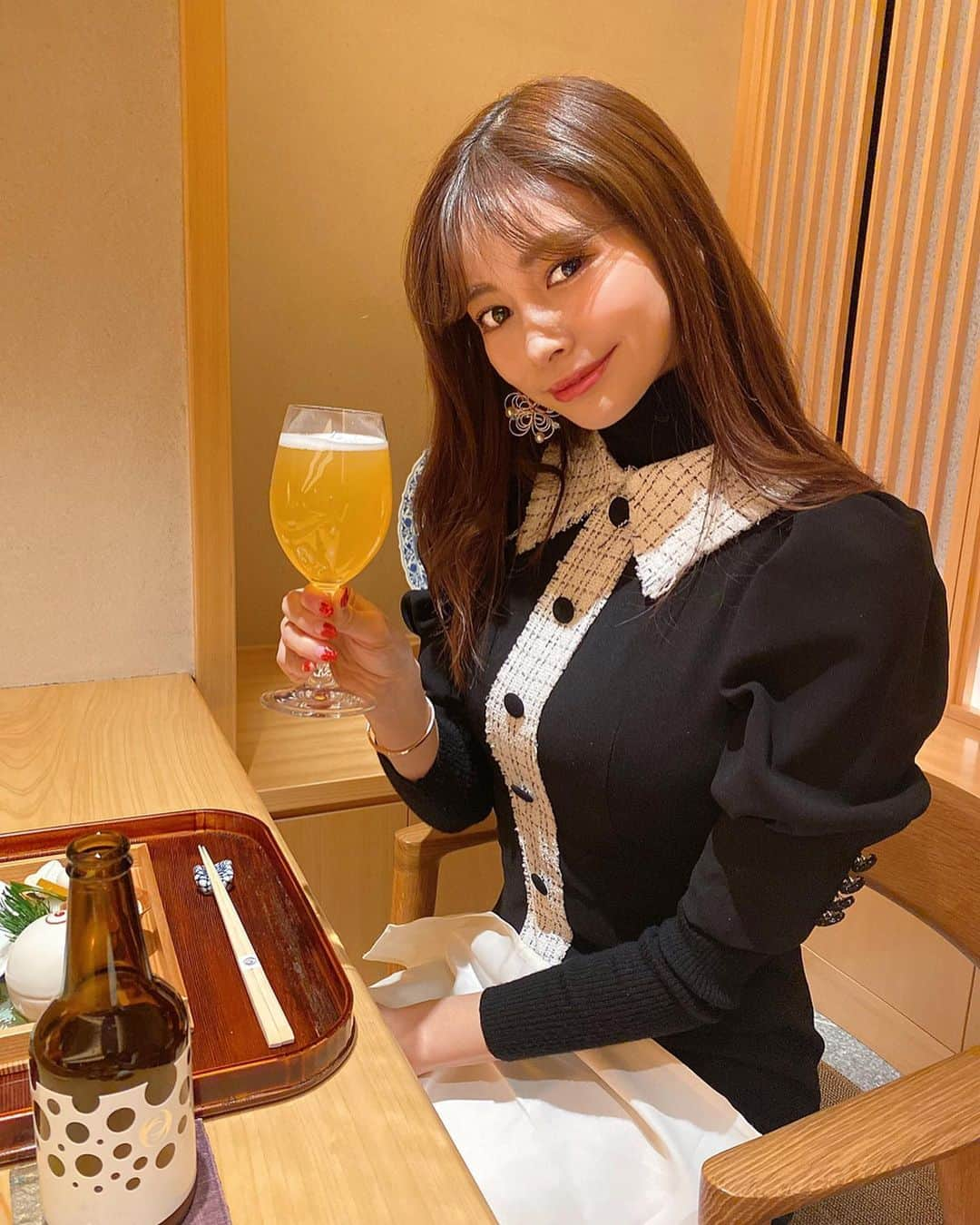 得あゆさんのインスタグラム写真 - (得あゆInstagram)「贅沢で特別な料理には贅沢で特別なビール🍻 《 ロココ　@rococotokyo 🍺 》 とても飲みやすくとにかく美味しい。。 柔らかい気持ちになれるビールでした🥺✨ 言葉にするより実際飲んで頂きたい🍺 料理と共に飲むために作られたであろう 素晴らしいビールでした🍺✨ そしてそして！何よりこのビール本当に特別なお店でしか飲むことができないんです！このビールと美味しい料理を食べるためにご飯屋さん巡りしたら楽しそう😍✨ ・ ・ ・ ・ ・ ・ ・ ・ ・ #rococotokyo#ラグジュアリービール#ビール#ビール女子#日本食#和食#天ぷら#たきや#麻布十番#東京グルメ#グルメ#ご飯#夜ごはん#ディナー#ワンピース#ニット#外食#会食#女子会#デート#飲み会#飲み#美味しい#インスタ映え#カメラ女子 #japanesefood#japanesegirl#tenpura#beer#beerlover」1月30日 19時39分 - tokuayu819