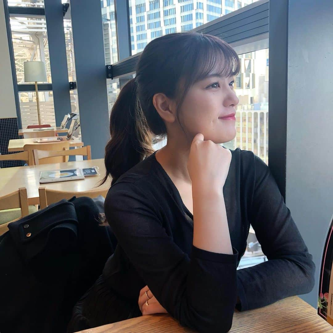 酒井萌衣のインスタグラム：「今日は景色のいいところでランチしました⭐️﻿ すごく天気も良くて﻿ 午後からも頑張りましたとさ☺️❤️﻿ ﻿ ﻿ #渋谷ヒカリエ #ランチ #lunch #ポニーテール」