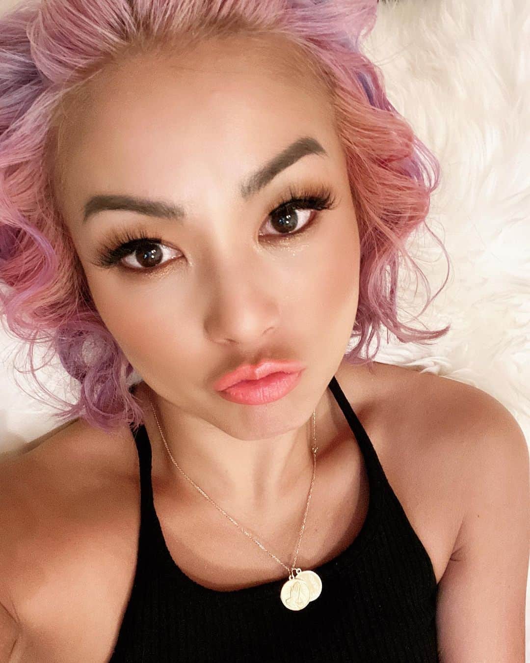 Nazukiのインスタグラム：「普段あまりメイクしないから、メイクバッチリしてもらうと、テンション上がる❣️ 女性は綺麗にしてもらうと気分が上がるし、幸せな気分になるね💕  hair make💄 @wmwmarianu 💜💜💜 #hairmake #beauty  #makeup #ヘアメイク」