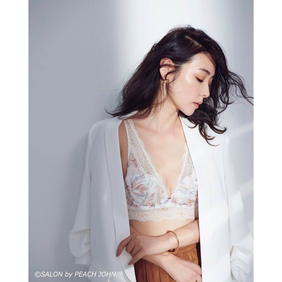 霧島れいかのインスタグラム：「大人世代に向けた SALON by PEACH JOHNの春の新作です🌸 無理なラインではなく 締め付けず身体に自然とフィットして 美しいシルエットに仕上げてくれます✨ 心地良いものを選んで自分らしく人生を楽しみましょう😊✨ ・ ・ @salonbypj  hair&make... @omoshita  #salonbypj #salonbypeachjohn #lingerie #bra#springcollection」