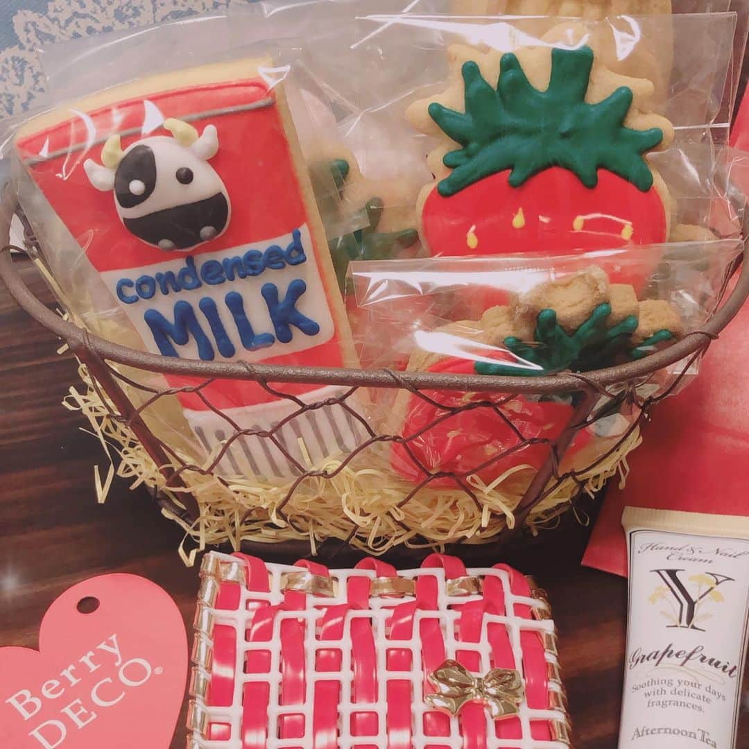 中岡由佳さんのインスタグラム写真 - (中岡由佳Instagram)「可愛いクッキー詰め合わせに一目惚れ♡プレゼントありがとう♡ #icingcookies」1月30日 19時45分 - yuka_nakaoka