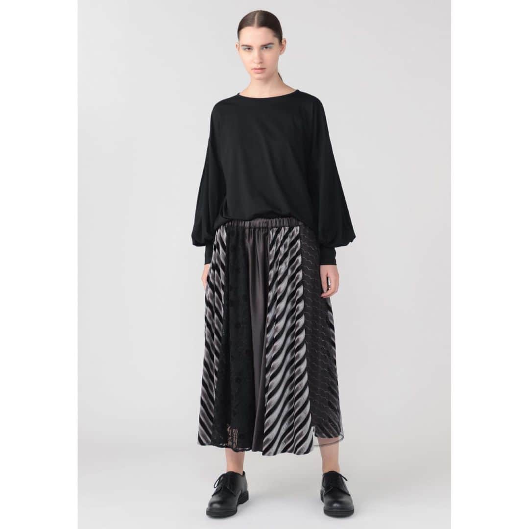 のインスタグラム：「NEW ARRIVAL  サンドスカート 1501RFS012 BLACK 20,000YEN+TAX  IN STORES NOW  #frapbois #フラボア #2020 #spring #summer #collection #コレクション #fashion #ファッション #skirt #スカート #longskirt #ロングスカート #lace #レース #satin #サテン #tulle #チュール #velour #ベロア #docking #ドッキング #tokyo #japan」