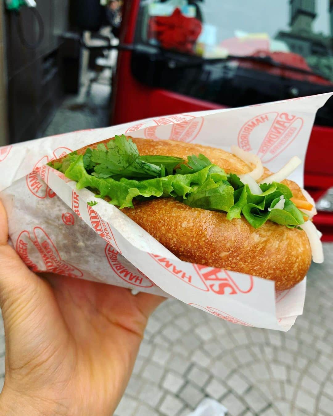 のインスタグラム：「最近食べた美味しいもの😋💕 #バインミー のエビアボカドサンドイッチ🥪✨サンドイッチ好きの私の中で、圧倒的No.1のサンドイッチに君臨した…まじで美味しすぎたよ🤤✨ まずパンがね！！すごいの！！カリカリ、サクサク、ほかほかで！パクチーのアクセントも最高だった〜😍食べた瞬間幸せになれる🥰 リアルに食べてて笑ってしまった🤗(こわい)  #フワちゃん がイチオシしてて気になったんだけど偶然ワゴン車を見つけて👀即買い❣️ 大正解でした👏バインミー最高大好きまた食べたい💕💕 #banhmi #sandwich」