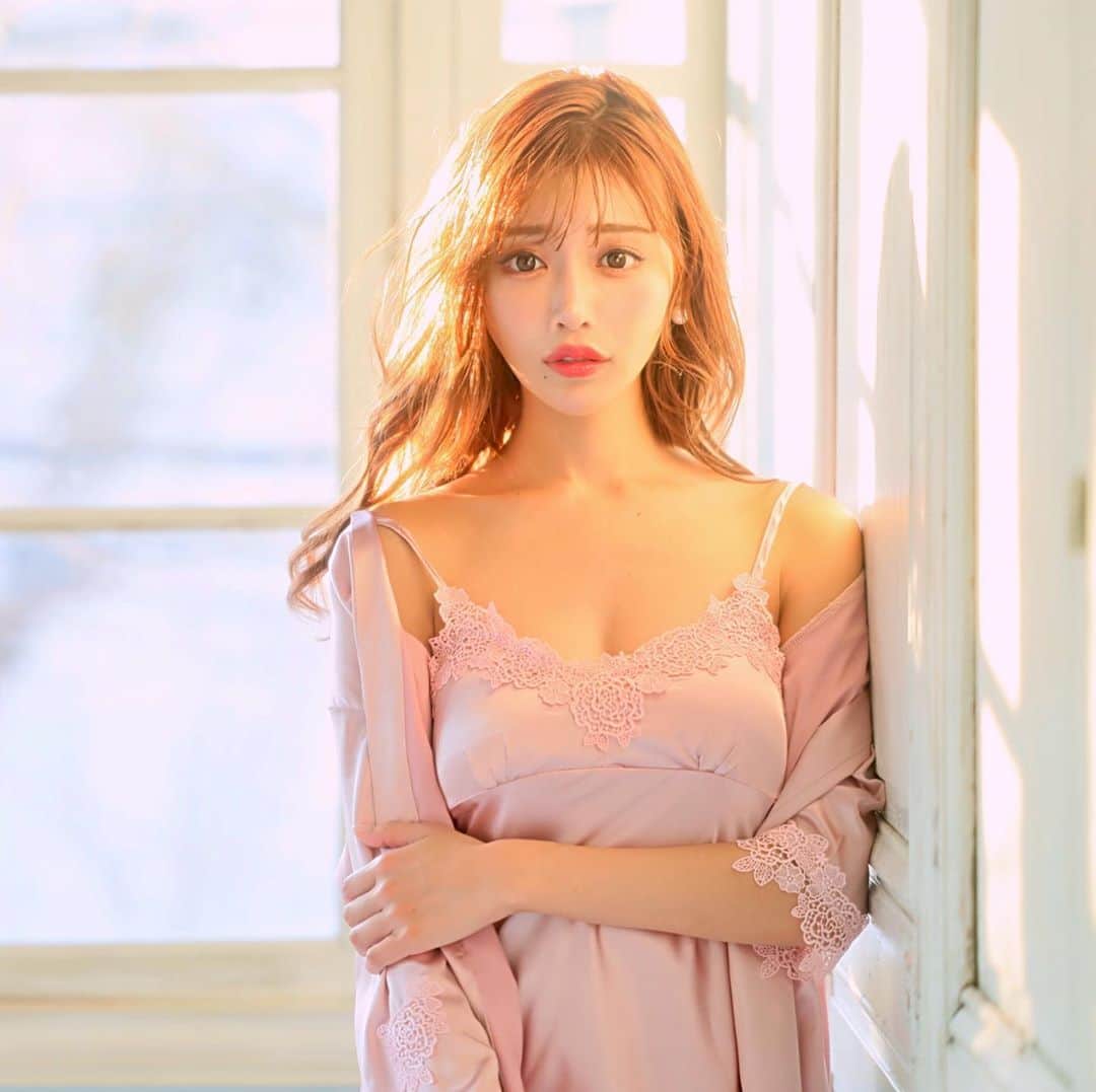 明日花キララのインスタグラム：「ルームウェアsold outありがとうございました🧸💛 . こちらの春先から使えるルームウェア🌷🌷 おしゃれで高級感あふれる大人っぽく綺麗なデザインとなってます🦩🤍 こちらもサイズによってはsold out出てきているのでお早めにどうぞ‼︎ (キャミソールはパッドが内蔵されています)」