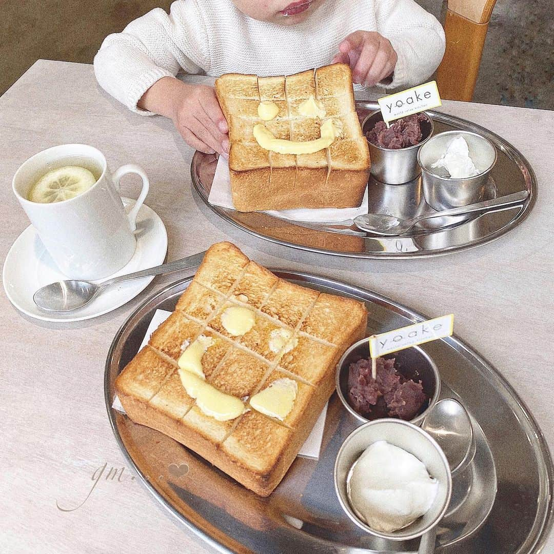 横田亜美さんのインスタグラム写真 - (横田亜美Instagram)「❤︎ モーニング🌈🍞💕 . なぎちゃんりっくんと 気になってたお店に 行ってきた〜✌️( ◠‿◠ ) . 甘党には最高だた💘 . ドリンク代＋400円で このスマイル小倉トーストに🙂 ( 餡子のみおかわり自由 ) . 私はホットジンジャーにして、 全部で990円位でした💰🎶 . ボリューム満点でお昼ご飯は なしでスタバ行って終わり🌈笑 . . #朝はパン #パン #名古屋 #名古屋駅 #名古屋カフェ  #名古屋グルメ #名古屋ランチ #名古屋モーニング #食パン #小倉トースト #名古屋インスタ交流会 #インスタ探検隊 #モーニング #名駅モーニング #yoake #nagoyacafe #gm」1月30日 19時47分 - amimi0218