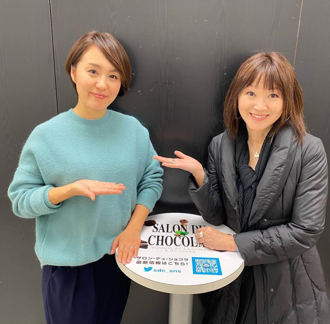 市川歩美さんのインスタグラム写真 - (市川歩美Instagram)「今朝の日テレ「スッキリ」でサロン・デュ・ショコラ東京をご案内しました😀❤️❤️ご一緒したレポーターの中山美香さんとパチリ🤗🤗 #ilovechocolate#chocolate#chocolatelover#チョコレート#チョコレート大好き#チョコレート好き#サロショ#サロンデュショコラ2020 #中山美香さん#スッキリ」1月30日 19時48分 - ayumichocolat