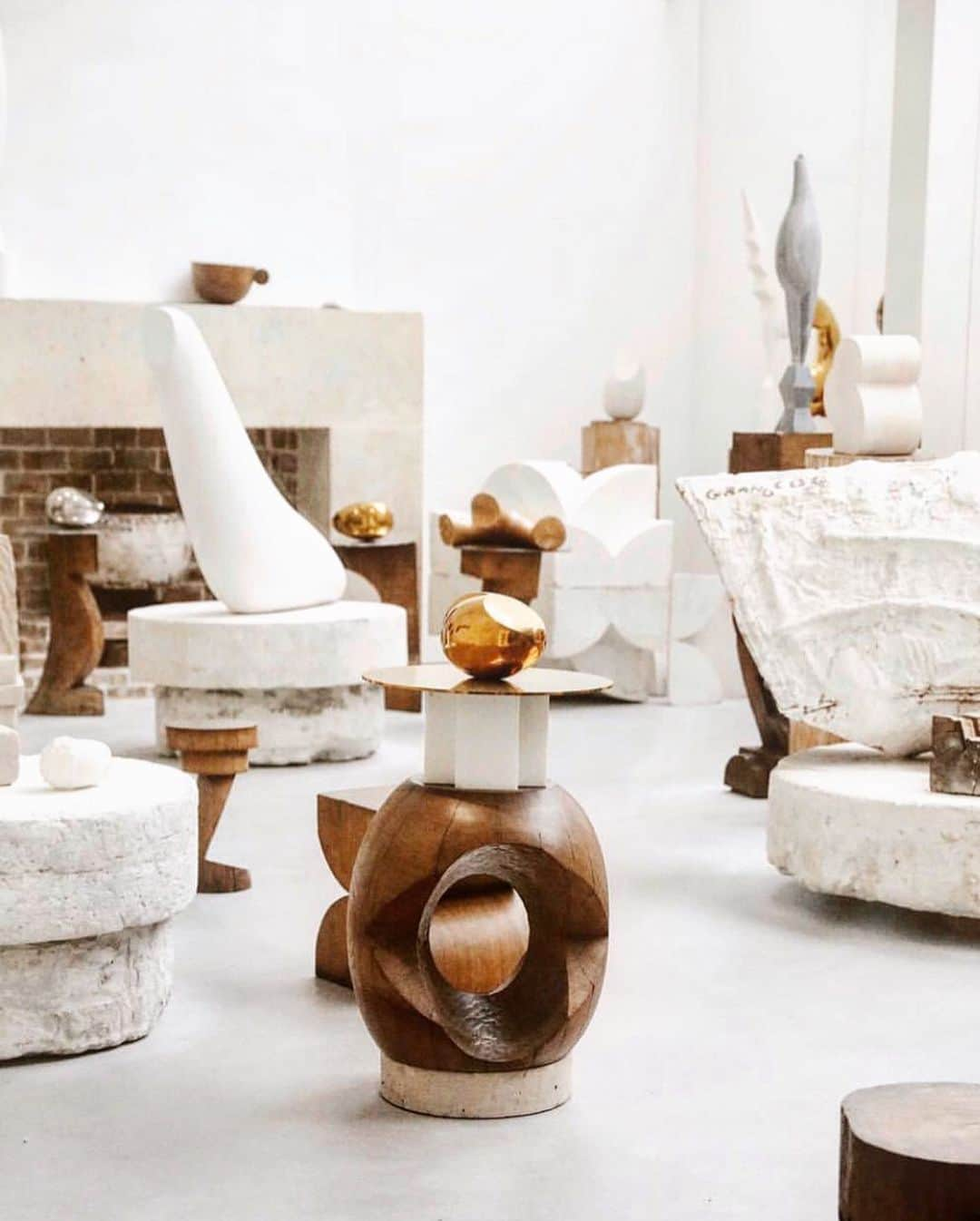 エリーローズさんのインスタグラム写真 - (エリーローズInstagram)「Atelier Brancusi. Must visit if you are in Paris.  アトリエ・ ブランクーシ パリ4区　家具と彫刻  #sculptures #shapes #inspiration #interiordesign」1月30日 20時00分 - ellirose