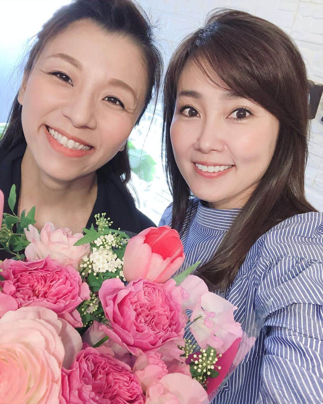 吉永愛さんのインスタグラム写真 - (吉永愛Instagram)「今年、初トレーニング〜✨ 愛子先生！今年もボディメイクよろしくお願いいたします❤️ そして、お誕生日おめでとうございます✨  ウエア☆ @lavia_sport  スタジオ☆ @mimaneranet ★Preumお取り扱い店舗 #綺麗なボディライン #preum  #パーソナルトレーニング  #ダイエット #代謝アップ #肩こり #腰痛 #美脚 #ヒップアップ #ダブル愛 #くびれ #青山 #love #happy  #トレーニング  #メンテナンス #ボディメイ #健康 #helth  #lavia」1月30日 20時10分 - a.i.yy