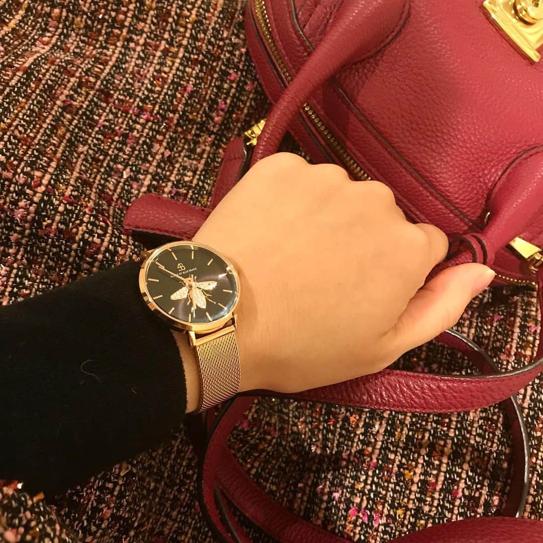 逢月あかりさんのインスタグラム写真 - (逢月あかりInstagram)「冬はツイードの服や小物につい目がいく💕 今日は観劇に合わせてワンピース👗 . . 時計は4Bwatchesさんから可愛い蜂の柄のものを頂きました⌚️ キラキラのストーンも付いててオシャレです🐝 . . 10%off coupon【akari.ouzuki】 . . @4bwatches_japan #4bwatches#腕時計 #時計  #pr#coupon#fashion #ツイード#tweed #onepiece #katespade #bag#bee#観劇 #BLACKBYBLUEBRAVE」1月30日 20時04分 - akari.ouzuki