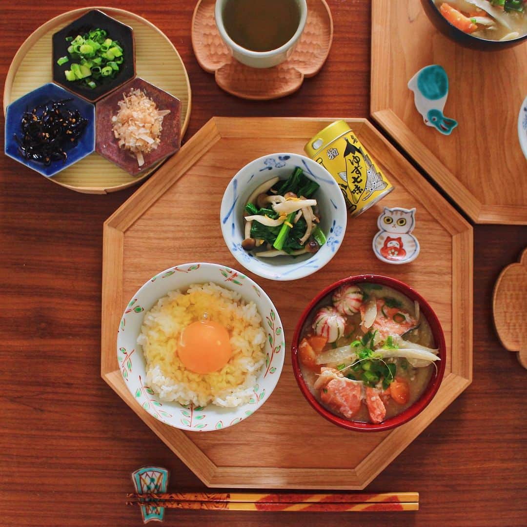 のインスタグラム：「色々トッピングの卵かけご飯朝食。満遍なく栄養を摂りたい時の献立はコレ。 ・ こんばんは。 ちょっと前の朝ごはん。 今回も大寒卵の卵かけご飯。 ねぎ、昆布、かつお節をのせると 醤油不要でおいしいTKGのできあがり。 小松菜としめじをさっと茹でて ほんの少し白だしをかけたお浸しに 刻んだゆず皮を添えただけですが 贅沢なお味になって満足。 てなわけで、今日の走り書きはゆず。 ・ 昔に比べて品数多い朝ごはんが作れなくなり 平日は一汁一菜が増えましたが 栄養計算をしてみると しっかり栄養バランスが摂れています。 今日のおしながきは勝手に奇跡の献立に認定。 栄養はあすけんで計算しました。 品数多い朝ごはんはテンション上がりますし 盛り付け終わった時の達成感が半端ないですが 栄養がしっかり摂れてたら 一汁一菜でも全然いけるなぁと思った朝でした。 （一人ならいいのですが二人分の盛り付けが本当に大変。休日はのんびり作って盛り付けてます） しっかり栄養摂って風邪に負けないぞ。 ごちそうさまでした。 ・ 【おしながき】 大寒卵の卵かけご飯　色々トッピング 鮭のかす汁 ゆず香る小松菜としめじのお浸し ・ Hi from Tokyo! Here's Japanese breakfast:Baked rice w/ egg yolk on top, miso soup w/ salmon, and simmered spinach w/ mushroom. ・ ・ 2020.01.30 Thu ・ ・ #japanesemeal #japanesefood #washoku #breakfast #朝ごはん #おうちごはん #早餐 #아침밥 #薬膳 #うつわ #和食器 #japonais #自炊 #渡邉由紀 #佐藤もも子 #卵かけご飯 #一汁一菜」