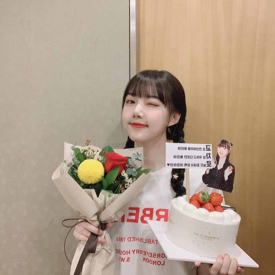 GFriendさんのインスタグラム写真 - (GFriendInstagram)「니얌니얌은 끝이났지만 날 응원해주는 우리 피디작가님들❤️짱짱 알라뷰❤️앞으로도 알라뷰❤️#예린 #엠씨린」1月30日 20時18分 - gfriendofficial