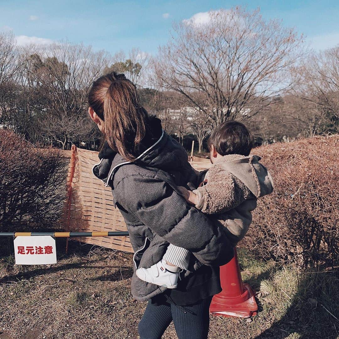 田南輝一さんのインスタグラム写真 - (田南輝一Instagram)「家族3人で晴れたのでお散歩。 . . 広い公園に行ったらほとんど工事中。。 . 2人とも拗ねてずっと親がめ子亀状態、 もう少しで完成するから、、 . この後プリン買ってあげたら喜んでた 2人とも可愛い。 . #るぅきぃ #ママ #息子 #おんぶ #お散歩 #プリン」1月30日 20時14分 - r.ktyyy