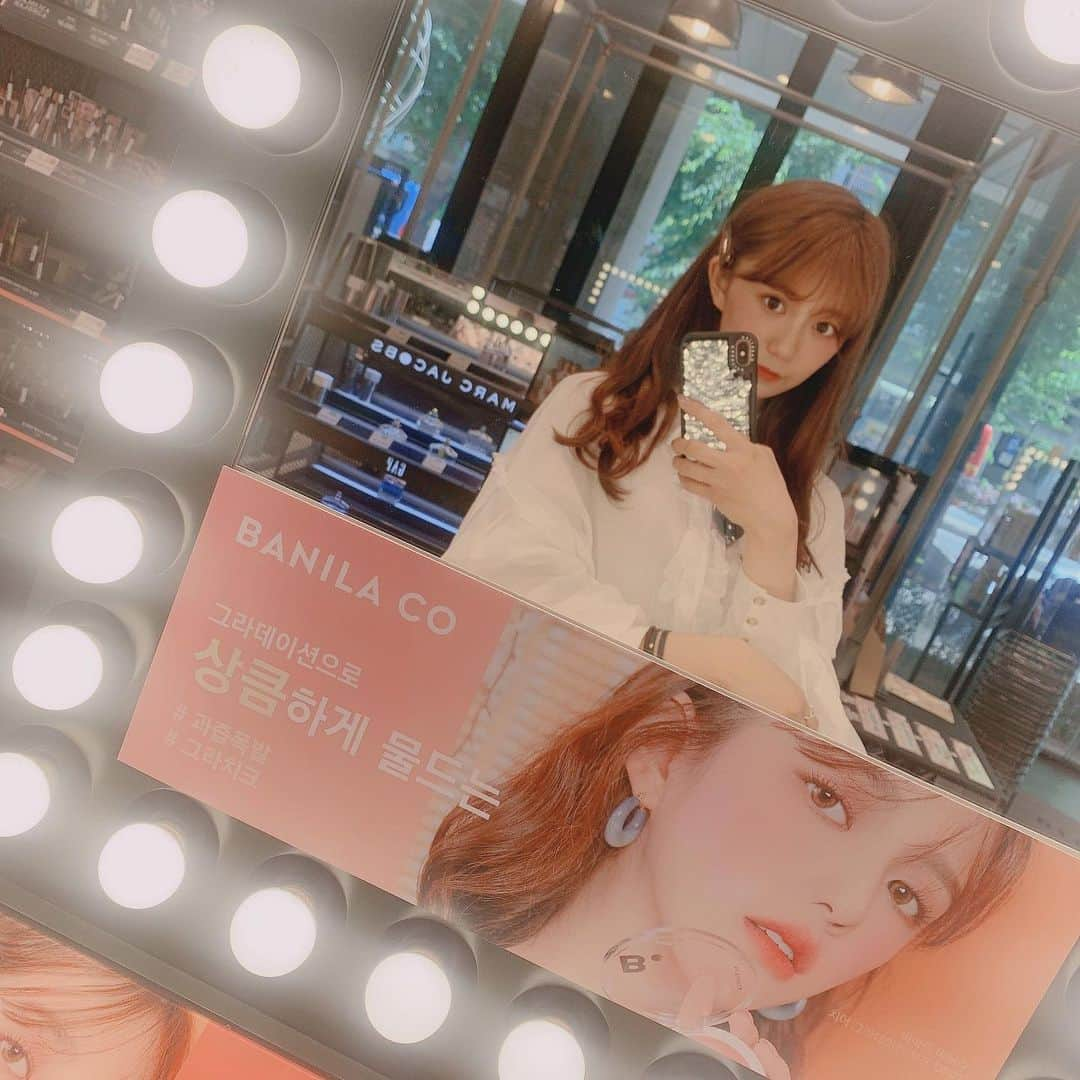 星名美怜さんのインスタグラム写真 - (星名美怜Instagram)「♥♥♥﻿ ㅤㅤㅤ .﻿ ㅤㅤㅤ #星名美怜の韓国旅行 …♥﻿ ﻿ ㅤㅤㅤ 夕飯とかお腹空きすぎてㅤㅤㅤ ﻿ 来たら速攻たべちゃって全然撮ってない、、笑﻿ ㅤㅤㅤ おいっわたし笑﻿ ﻿ ㅤㅤㅤ 第4弾 韓国コスメのお得な買い方﻿ ﻿ ㅤㅤㅤ 実店舗も大型化粧品店も全部近くにあるので﻿ ㅤㅤㅤ だいたい化粧品は明洞でお買い物♥﻿ ﻿ ㅤㅤㅤ 明洞着いたらまずは、換金からー！﻿ 換金も明洞はレートが良いので明洞で換金！﻿ ㅤㅤㅤ ﻿ ㅤㅤㅤ そして…﻿ ㅤㅤㅤ 韓国コスメはだいたい揃ってる！﻿ OLIVE YOUNGは絶対に行きます！笑﻿ ﻿ ㅤㅤㅤ 色んなところに店舗があるんだけど、﻿ 明洞中央店が品揃えが良い！﻿ そして近くにある換金所はレートも良いので﻿ ㅤㅤㅤ 換金してからそっこー明洞のオリヤンへ✨﻿ ㅤㅤㅤ ﻿ ㅤㅤㅤ 片っ端からコスメもスキンケア用品も見ます！﻿ ㅤㅤㅤ ﻿ ㅤㅤㅤ 明洞はそれぞれのコスメブランドの店舗も﻿ ㅤㅤㅤ 沢山立ち並んでます。ㅤㅤㅤ ﻿ オリヤンの方が若干お得に購入できたりするので﻿ ㅤㅤㅤ いつも欲しいものとかあると﻿ 明洞ぶらぶらしながら実店舗と値段比較！笑﻿ ㅤㅤㅤ ﻿ ㅤㅤㅤ パック専門店とかもあって、﻿ セールなどを行ってる時は人気のパックも﻿ ㅤㅤㅤ 結構安く買えるよ☺ ㅤㅤㅤ ︎﻿ ﻿ ㅤㅤㅤ 後は東大門にあるthe mask shopという﻿ ㅤㅤㅤ メイク用品の卸売店さんがあって、﻿ そこはかなりお得に購入できます！﻿ ただし支払いは現金のみなので注意⚠︎﻿ ﻿ ㅤㅤㅤ こんな感じで1日目はどこが安かったかなー？﻿ ㅤㅤㅤ なんて比較したりして購入してます！﻿ かなり歩きますね。笑ㅤㅤㅤ ﻿ .﻿ ㅤㅤㅤ #mireinsta ㅤㅤㅤ #mireinotrip ㅤㅤㅤ #星名美怜ㅤㅤㅤ  ㅤㅤㅤ  #韓国旅行 #韓国女子旅 #韓国旅行記 #韓国情報 #渡韓ㅤㅤㅤ #ソウル旅行 #ソウル旅 #ソウル女子旅 #学生旅行ㅤㅤㅤ #韓国コスメ #oliveyoung #themaskshop ㅤㅤㅤ #明洞ショッピング #東大門ナイトショッピングㅤㅤㅤ #seoul #seoultravel ㅤㅤㅤ」1月30日 20時14分 - hoshina_mirei_official