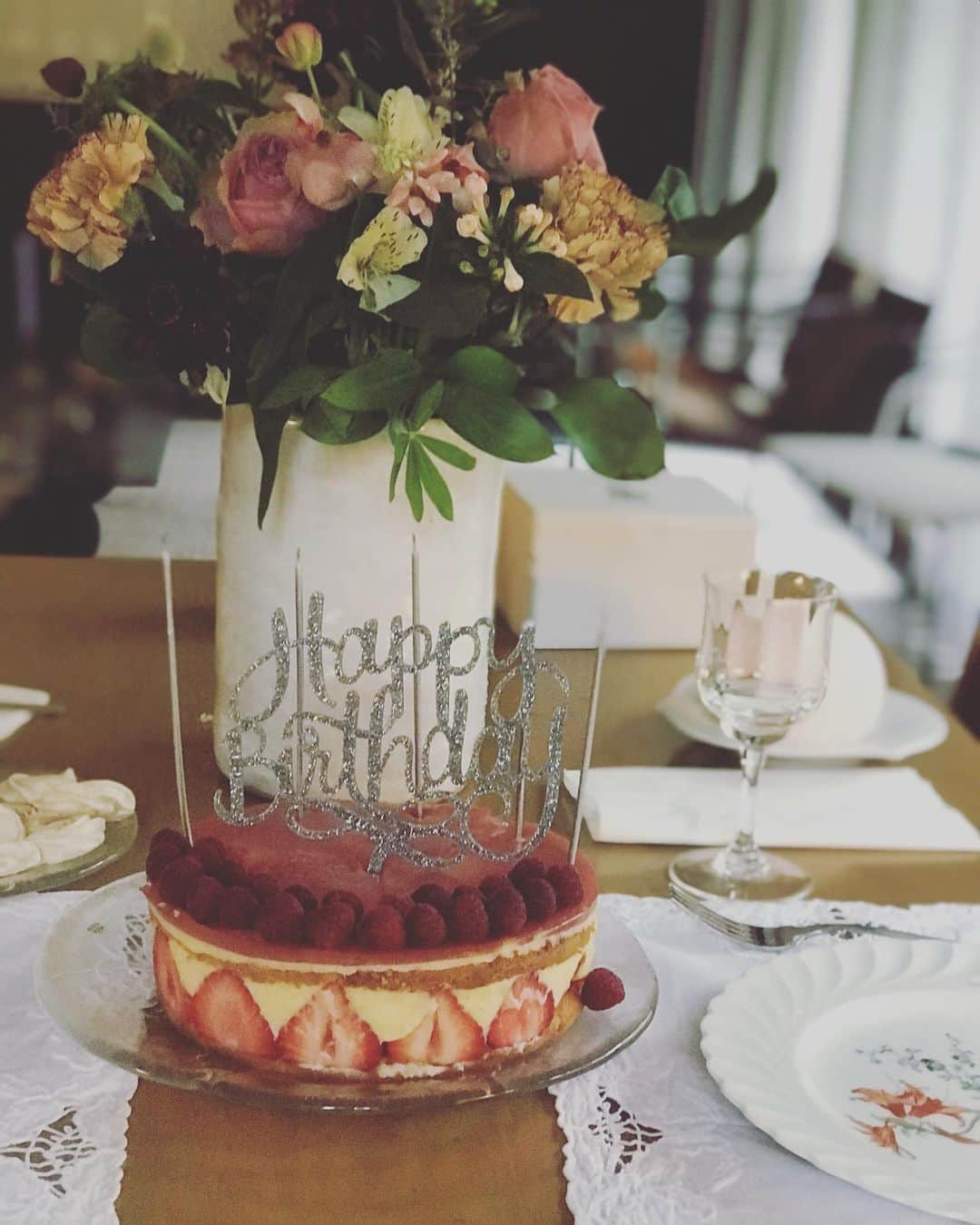 福田淳子さんのインスタグラム写真 - (福田淳子Instagram)「先日のお誕生日会。今年のケーキはフレジエです。2020年のスイーツカレンダーの表紙にもなったフランスのクラシカルなお菓子。  アーモンド風味のジェノワーズでたっぷりのクリームムスリーヌ（カスタードクリームにバターを加えたクリーム）といちごをサンドします。1番上はいちごのゼリー。シロップにも、クリームにもふんわりキルシュをきかせます。パーツを作って組み立てるのでけっこうな手間と時間が必要です。こういうお菓子は自分のためにはなかなか作れないのでこういう機会はとっても大事。でも、お手間の分の達成感はすごくあります。個人的にフレジエがとても好きなので（クリームムスリーヌと酸味のあるいちごの組み合わせがものすごく好きなんです）私も食べられて大満足。笑。  お花は代々木上原にあるEx.でお願いしました。お花はやっぱりいいなー。  いくつになっても「凛と美しくありたいな」と思った1日でした。自分のスタイルを持つことはとても大事。  #birthdaycake  #sweetwitchj  #jbirthdaycakes #fraisier  #フレジエ」1月30日 20時15分 - junjunfukuda