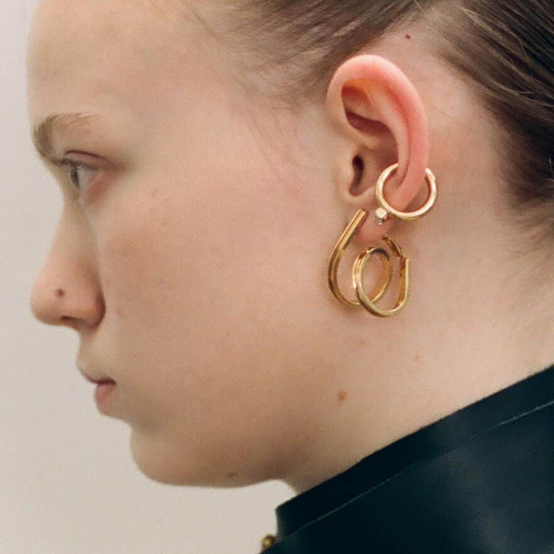 マンデーエディションさんのインスタグラム写真 - (マンデーエディションInstagram)「Small coil itself earrings . #mondayedition #먼데이에디션 #earrings」1月30日 20時24分 - mondayeditionseoul