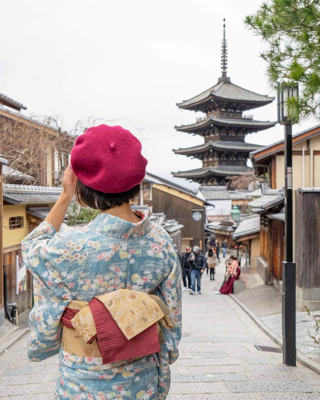 詩歩さんのインスタグラム写真 - (詩歩Instagram)「🇯🇵﻿ ﻿ ﻿ 着物で京都をぶらり👘﻿ Walking around historical town Kyoto with antique #Kimono ！﻿ ﻿ 京都といえば！な王道ロケーション #八坂の塔 。﻿ ﻿ 祇園にあるレンタル着物屋さんでアンティーク着物をレンタルしてみた👘﻿ ﻿ 足元は自分の @drmartens_japan のショートブーツで、頭はこちらもお店でレンタルしたベレー帽をあわせてみたよ✌️﻿ ﻿ 人生ではじめてのベレー帽！似合うかしら😂﻿ ﻿ 今年の京都は雪もなく暖かいから、インナーちゃんと着れば着物でも全然いけた👘﻿ ﻿ 過ごす分には暖かくて助かるけど、移住してはじめての冬だから、雪の京都も見たいなぁぁあ❄️今年はもう難しいかな…﻿ ﻿ ﻿ ﻿ ﻿ 📸 @ooooooayumioooooo  Thanks🙏❤️﻿ ﻿ 📍法観寺　八坂の塔／京都﻿ 📍Yasaka-no-tou／Kyoto Japan﻿ ﻿ ﻿ ©︎Shiho/詩歩﻿」1月30日 20時26分 - shiho_zekkei