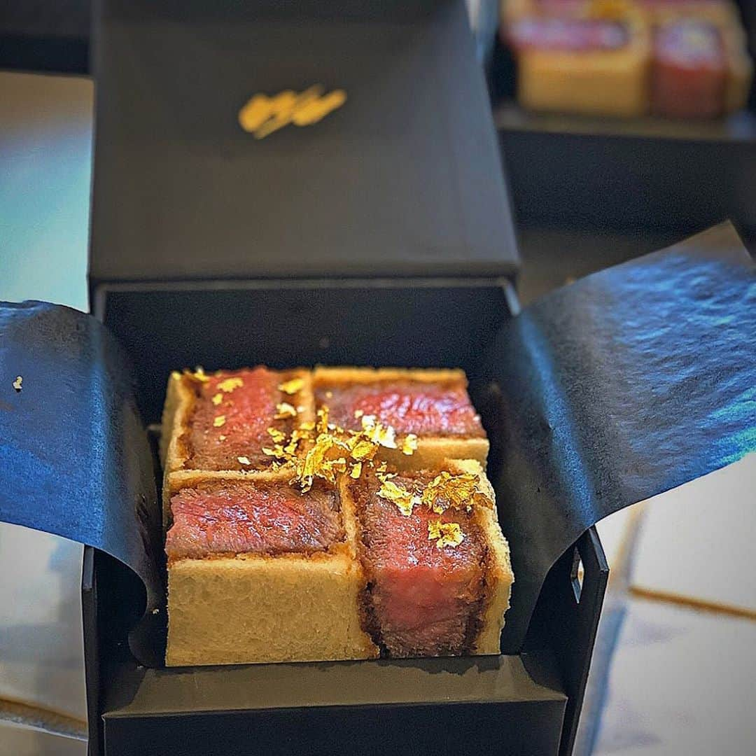 堀江貴文さんのインスタグラム写真 - (堀江貴文Instagram)「#wagyumafia #wagyu #cutletsandwich #美味しくないわけがない #500dollers #世界一の高い神戸ビーフチャンピオン牛のカツサンド五万円 #kobebeef」1月30日 20時30分 - takapon_jp