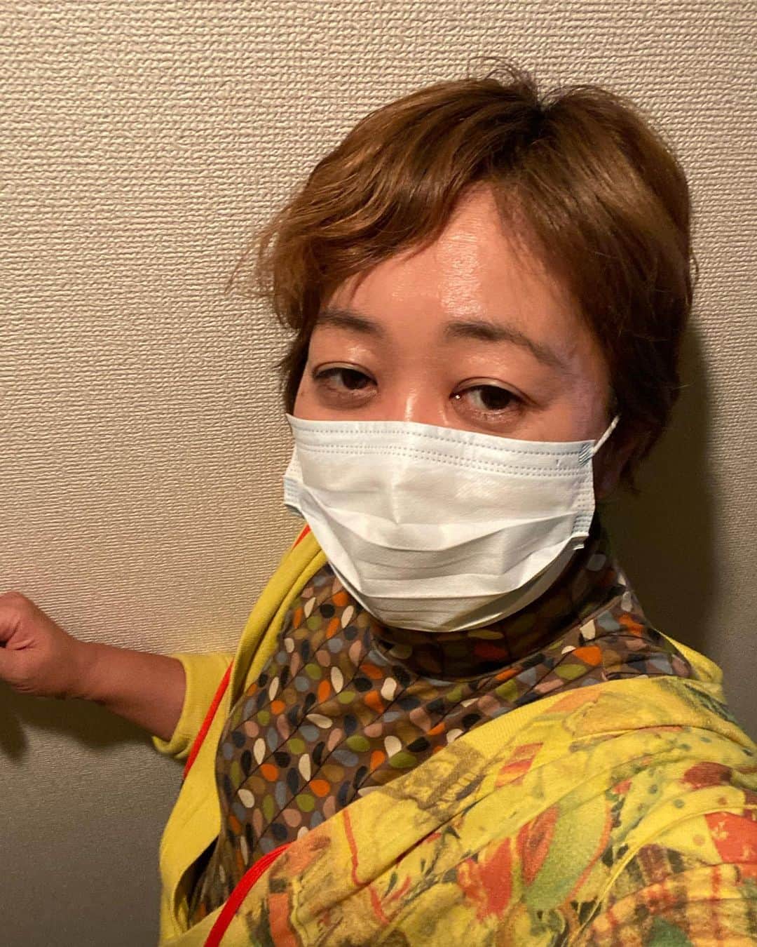 八幡カオルのインスタグラム：「眠い… #カオズコーデ😍  1年くらい前に買ったマスクが一箱残ってた！ 捨てなくてよかったー😷  #ノゾミイシグロのパーカー #もらいもののインナー #髪うねりすぎ」