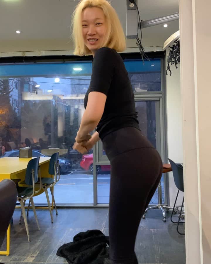 のインスタグラム：「머리컬러 바꾸고 즉흥무대 ㅋㅋㅋㅋㅋ Dance with me 아가씨」