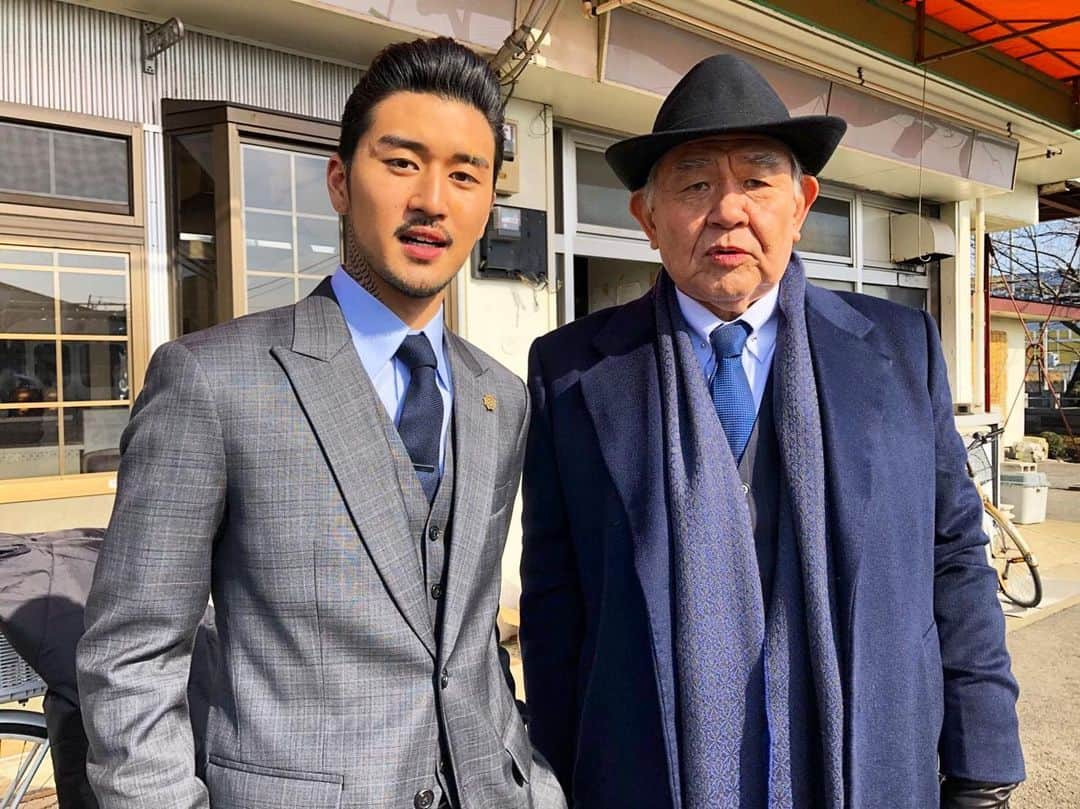 丞威さんのインスタグラム写真 - (丞威Instagram)「A lil off-shot of the two baddest and HOTTEST Yakuza from the new film #Shimakura #EnterTheFatDragon #肥龍過江  自分で言うのもなんだが。 しぶーーーくない？ ウィズ哲さん💛 最高の祖父役でした、以前は映画「終わった人」で僕の恩師でありラグビー部のコーチ役でもありました。  #燃えよデブゴン #丞威 #渡辺哲 #JoeyTee #TetsuWatanabe #スリーピース #男は渋さ #日本」1月30日 20時43分 - joeytee_ybenormol