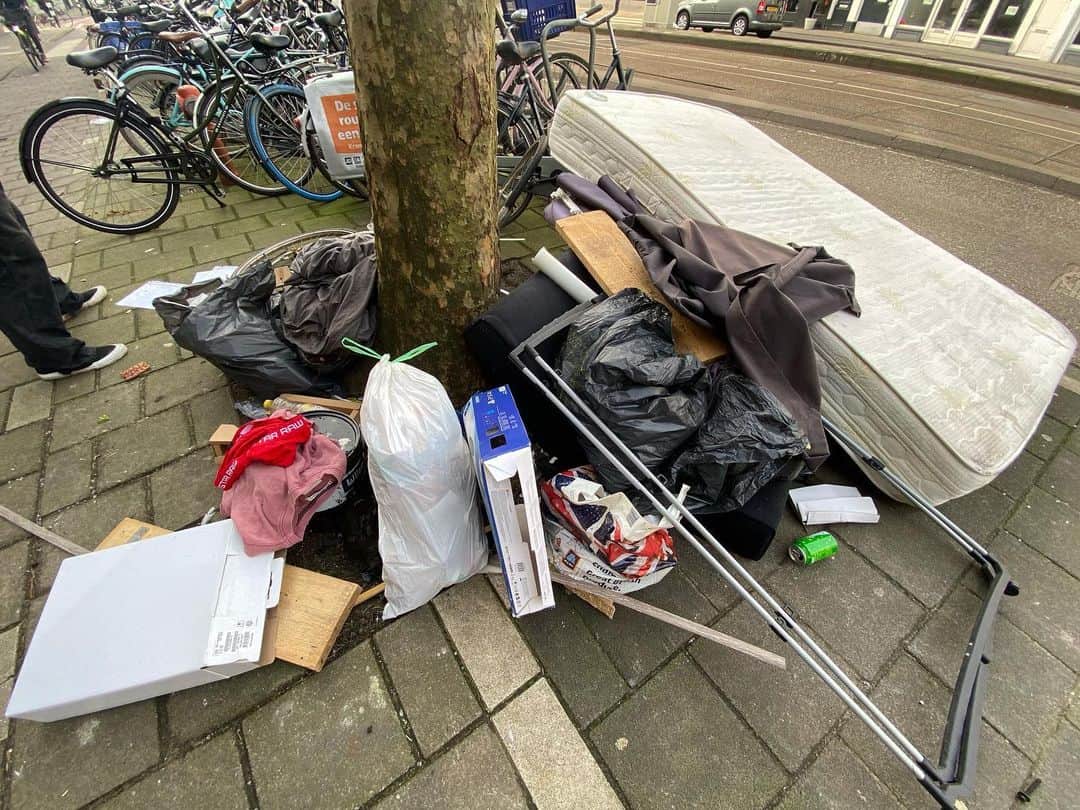 アムステルダム・タトゥー・ミュージアムのインスタグラム：「Day 5 in front of our shop @at5.nl @gemeenteamsterdam @handhavingnl #gemeenteamsterdam #yuppendepijpuit #handhaving #amsterdam #mokum #ceintuurbaan」