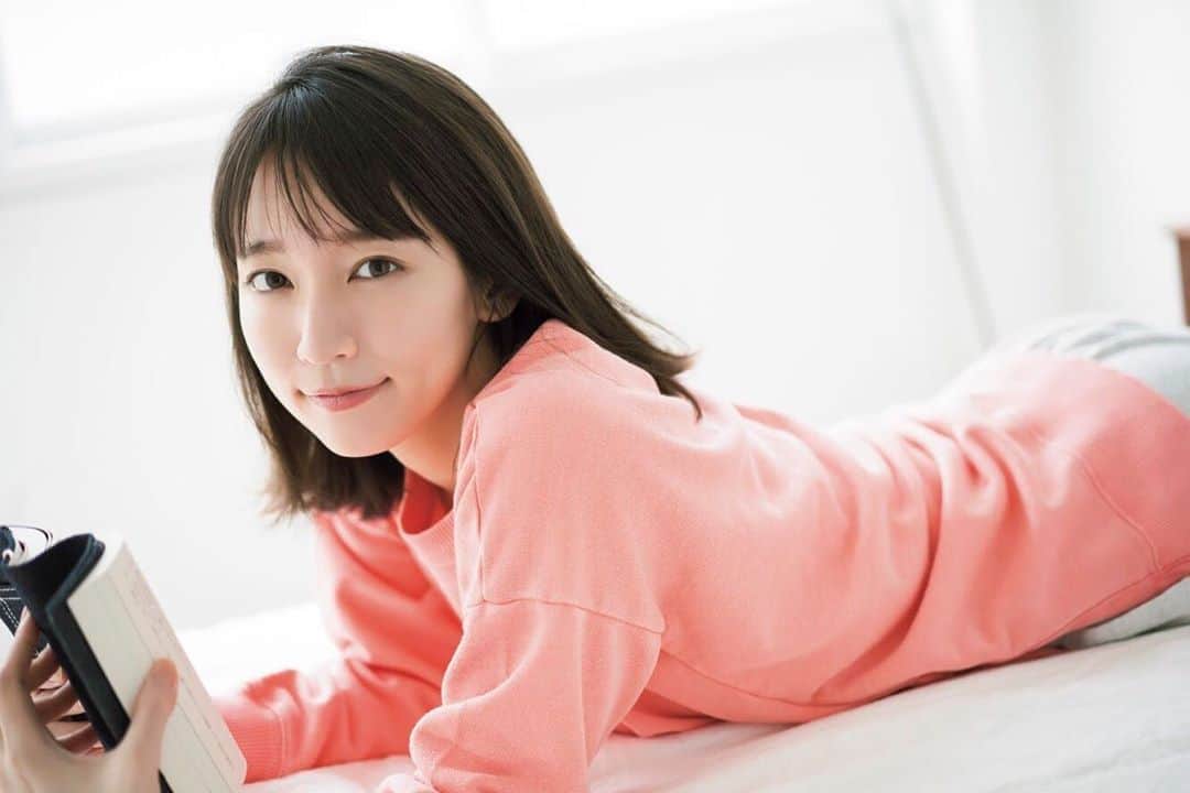週刊少年マガジンのインスタグラム：「発売中の #週刊少年マガジン 9号の表紙・巻頭グラビアは #吉岡里帆 さん！ 舞台『 #FORTUNE 』では、若く知的なヒロイン・マギー役を演じるなど、ますます活躍中！  撮影 / HIROKAZU ヘアメイク / 美舟 スタイリスト / ちばひろみ デザイン / 坂上和也（ banjo ）」