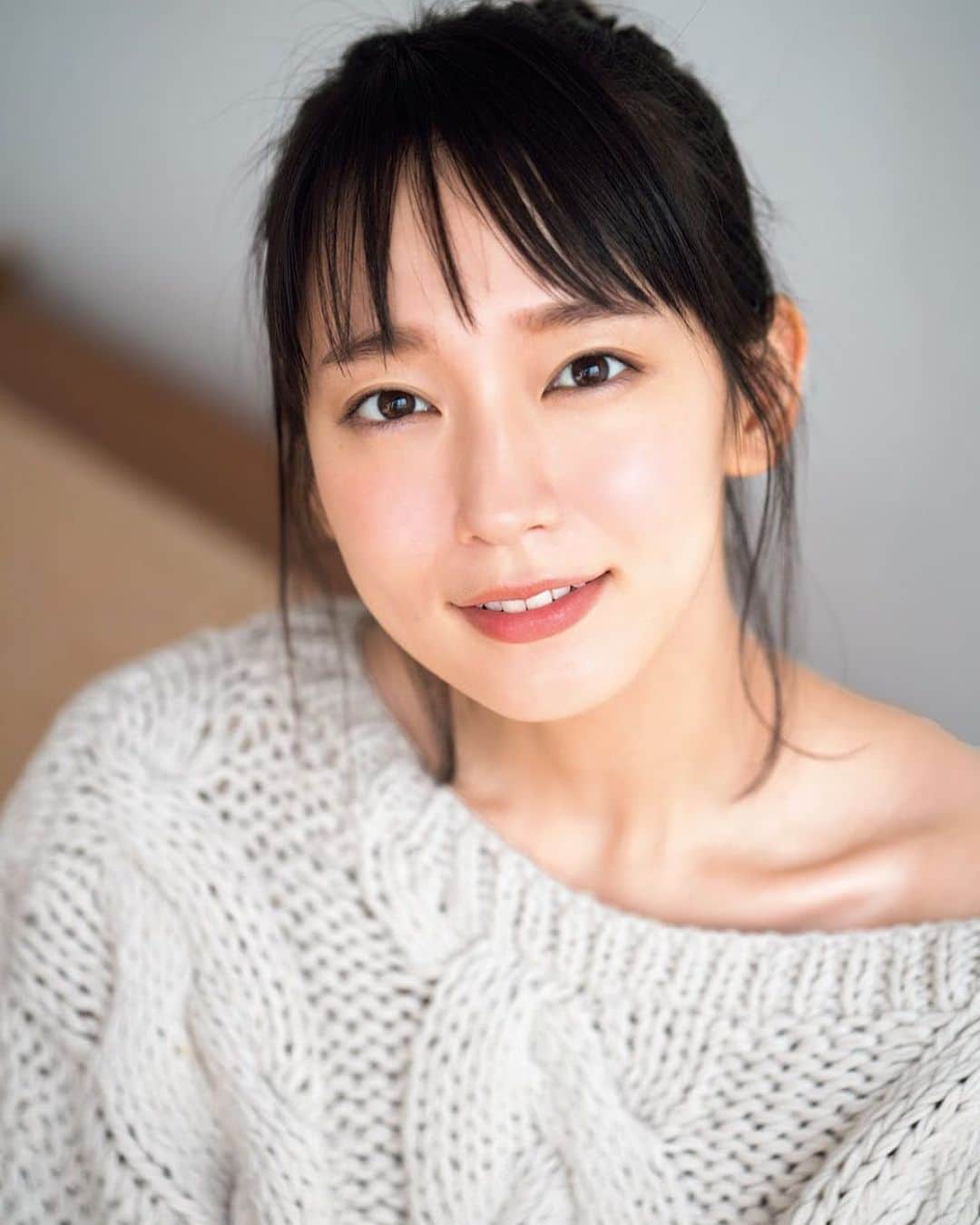 週刊少年マガジンのインスタグラム：「発売中の #週刊少年マガジン 9号の表紙・巻頭グラビアは #吉岡里帆 さん！ 舞台『 #FORTUNE 』では、若く知的なヒロイン・マギー役を演じるなど、ますます活躍中！  撮影 / HIROKAZU ヘアメイク / 美舟 スタイリスト / ちばひろみ デザイン / 坂上和也（ banjo ）」