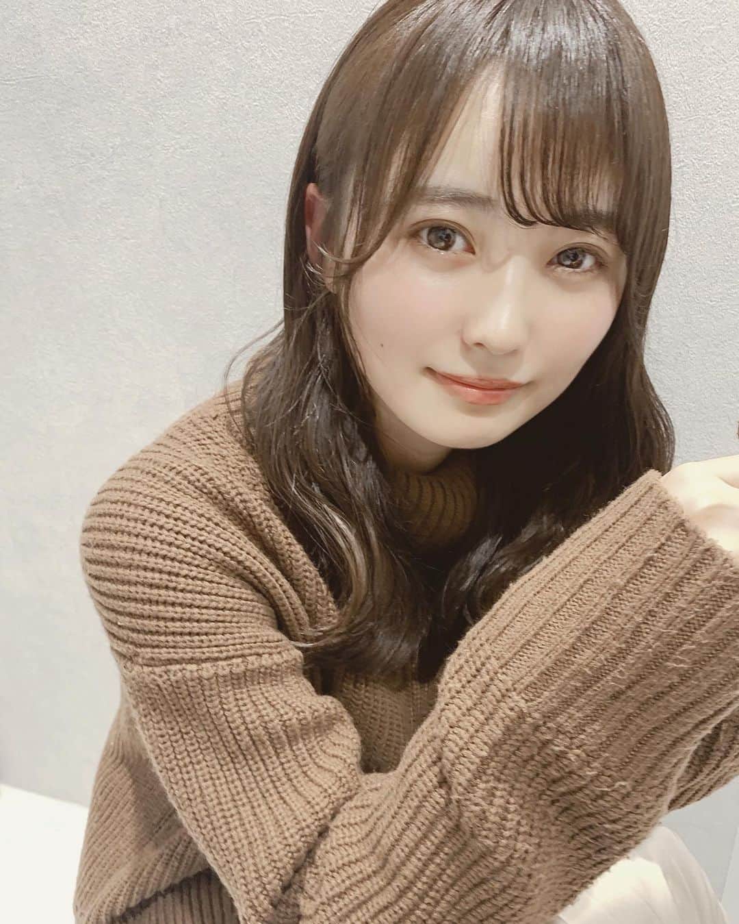 角川友紀のインスタグラム：「﻿ 2020年初カラー👶🏼﻿ ﻿ カラーはクラシックショコラっていう﻿ ﻿ 新作カラーらしいです…！🤎﻿ ﻿ 毛先も傷んでいたのでカットして頂きました‪✂︎‬﻿ ﻿ ﻿ ﻿ #cachecache#わたるマジック﻿ ﻿」