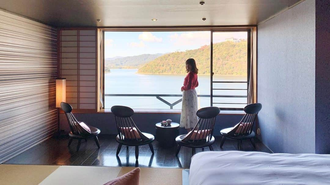 浅井麻里さんのインスタグラム写真 - (浅井麻里Instagram)「♨️♨️﻿ ﻿ 本日公開されたWebマガジン﻿ 『旅色 HOTEL STYLE BOOK』📚﻿ ﻿ 特集のひとつ、﻿ 〝さわやかお茶泊 in 界 遠州〟の﻿ モデルを務めさせていただきました❤️❤️﻿ ﻿ ﻿ 星野リゾートさんとのコラボ！なので、﻿ 泊まってみたい💕って憧れてた「界 遠州」に﻿ 泊まらせていただいての撮影は、﻿ とってもとっても幸せでした…❤️😍﻿ ﻿ 特集ページのモデルをやらせていただけたのも﻿ 嬉しすぎます✨🥺﻿ ﻿ ﻿ 〝お茶〟に特化してて、﻿ お茶の淹れ方を学べる美茶楽、ティーセラー、﻿ お茶風呂、お酒とお茶を合わせたお米ちゃけ、﻿ 浜名湖ストレッチ、お茶三昧…🌿﻿ お茶にまつわる様々な体験ができる「界 遠州」は﻿ 通常の温泉旅館とはまた違う優雅な時間の中で﻿ ひたすらお茶を感じることができる﻿ とっても素敵な旅館✨🍵﻿ ﻿ ストーリーやハイライトから﻿ Webマガジンページに飛べるので見てね💕📚﻿ ﻿ ﻿ #旅色#界#界遠州#星野リゾート#温泉旅館#旅行雑誌#旅雑誌#モデル#星野リゾート界#温泉旅行#タビノタネ#東京女子部#trip#travel#hotel」1月30日 20時55分 - mari_asai_625