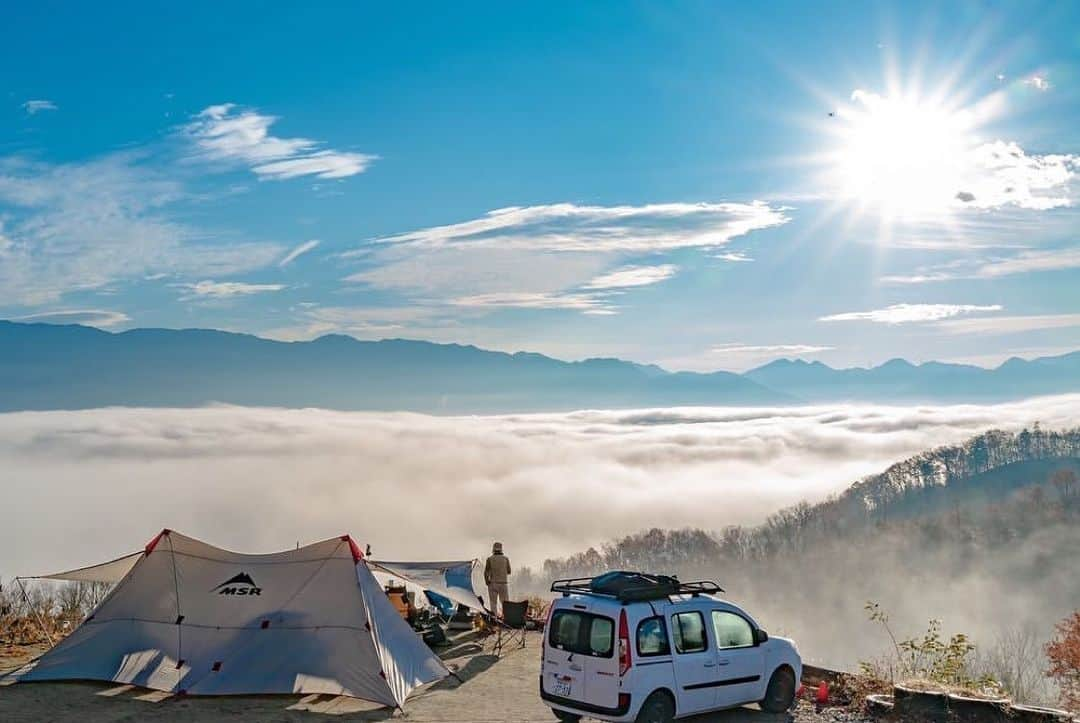 CAMP_HACKさんのインスタグラム写真 - (CAMP_HACKInstagram)「高台から絶景が見渡せることで有名な山梨県の「パインウッドオートキャンプ場」。キラキラの夜景も美しいですが、雲が漂う日中の景色もまた幻想的。一度は見てみたいですね！ . . from CAMP HACK . CAMP HACKであなたのキャンプライフを取材します！ 『#camphack取材』を付けて投稿！ . Photo by @__topcapi__ さん . #camp #camping #camphack #outdoorlife #outdoor #trip #travel #japan #followme #weekend #travelling #msr #outdoorgirl #family #familytrip #キャンプ #アウトドア #キャンプ道具 #キャンプ初心者 #家族 #外遊び #自然 #キャンプ場 #お出かけ #絶景キャンプ場」1月30日 20時58分 - camp_hack