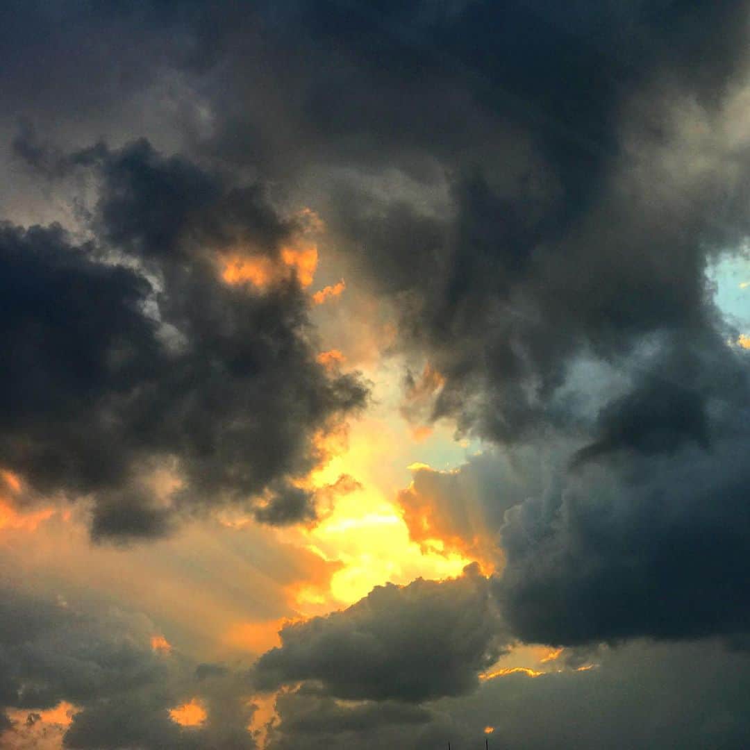 藤代冥砂さんのインスタグラム写真 - (藤代冥砂Instagram)「西空の美しさに、しばし見惚れる。 今週はやたら寒い沖縄。 島を吹き抜ける北風強く、 個人的な体感は長野級の寒さ。 石油ストーブで暖を取りつつ読書な夜。 春よ、こい。  #夕陽　#沖縄の夕陽　#沖縄の冬」1月30日 20時58分 - meisafujishiro