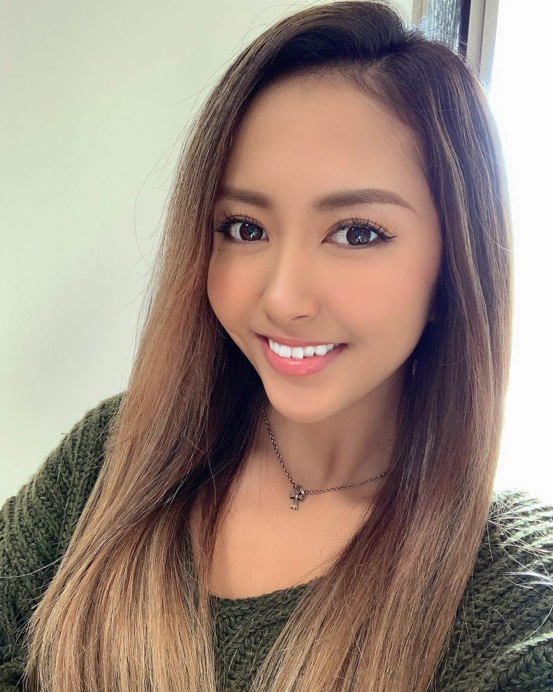 YamanoShiori のインスタグラム：「やっと明日髪染めに行ける嬉しい👼🏼💗」