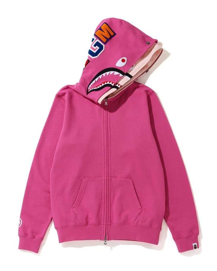 ア ベイシング エイプさんのインスタグラム写真 - (ア ベイシング エイプInstagram)「The shark full zip double hoodie is hitting the stores this weekend with ladies' exclusive colorways in vibrant pink and blue. Available on Saturday, February 1st at BAPE STORE® locations and bape.com. #bape」1月30日 21時00分 - bape_japan