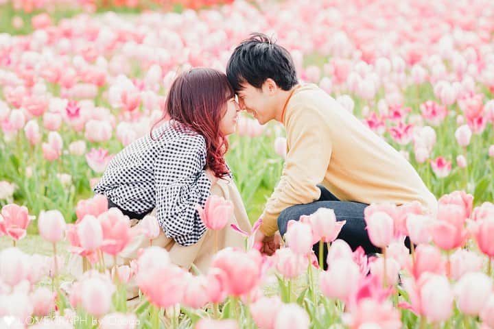 Lovegraph［ラブグラフ］さんのインスタグラム写真 - (Lovegraph［ラブグラフ］Instagram)「春になったら、またふたりの写真を撮りにいこう。 ㅤㅤㅤ #ラブグラフ #Lovegraph #幸せな瞬間をもっと世界に ㅤㅤㅤ #カップルフォト #記念日フォト #記念日デート #エンゲージメントフォト #カップルコーデ #チューリップ畑 #写真好きな人と繋がりたい #japanspring #ig_japangram #couplepic」1月30日 21時01分 - lovegraph_me