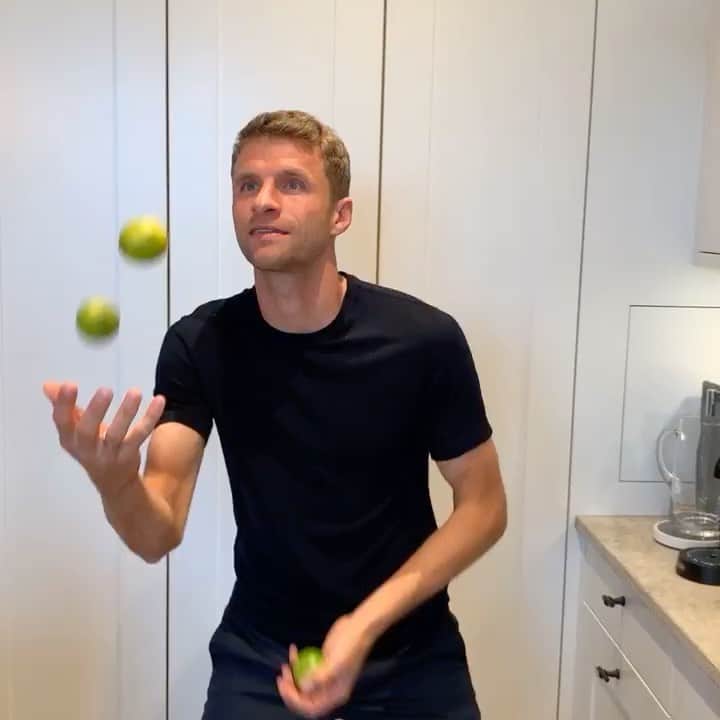 トーマス・ミュラーのインスタグラム：「Juggling with me? 🤔 🍋🍋🍋 gives you enough Vitamin C for the cold season!  Sauer macht lustig! 😀😁🤣 #FitWithThomas #healthyfood #esmuellert #gesundheit #fitdurchdenwinter」