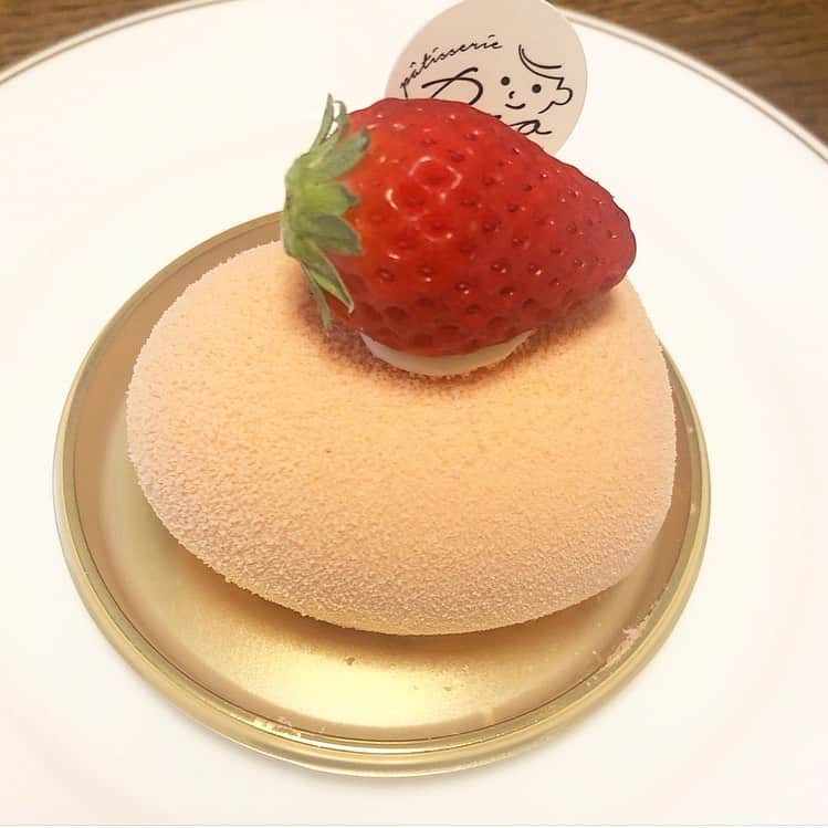 城田夏奈のインスタグラム：「. . .  素敵な可愛いケーキ🍰 甘いもの大好きな私は欲張ってお母さんの分も少しもらっちゃう😋  地元の可愛いケーキ屋さんです🍰  #patisserierio」