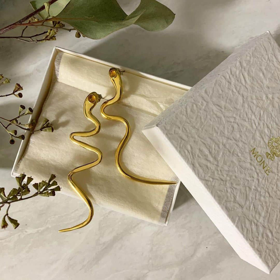 のインスタグラム：「買ってから気付いたけど、シトリン私の誕生石だった🐍〜 #mone #accessory #madeinjapan #citrinequartz」