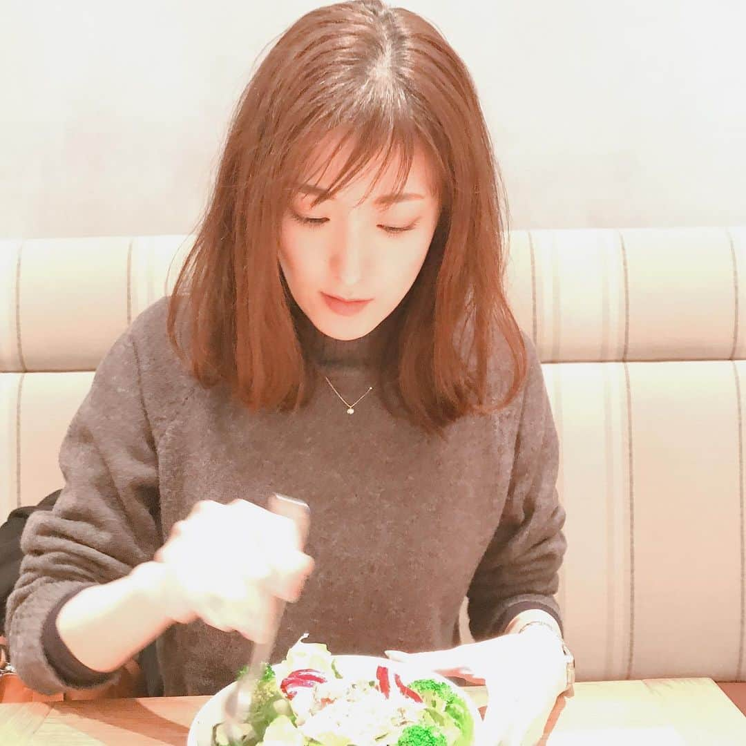 高橋麻美さんのインスタグラム写真 - (高橋麻美Instagram)「ご飯まだかなー  からの  食事に夢中🍽の顔。  #サラダ#salad#新宿#dinner」1月30日 21時20分 - charmy421