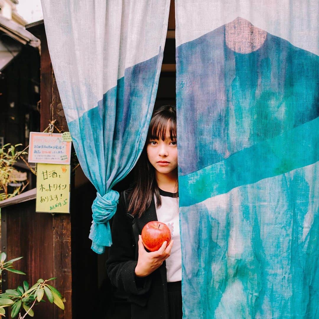 hiderin777のインスタグラム：「🍎 . . . 甘酒とホットワインが飲みたい今日この頃です。 . . . model : @take_iriya . shot by りんごさん　@ringostar.desu . .」