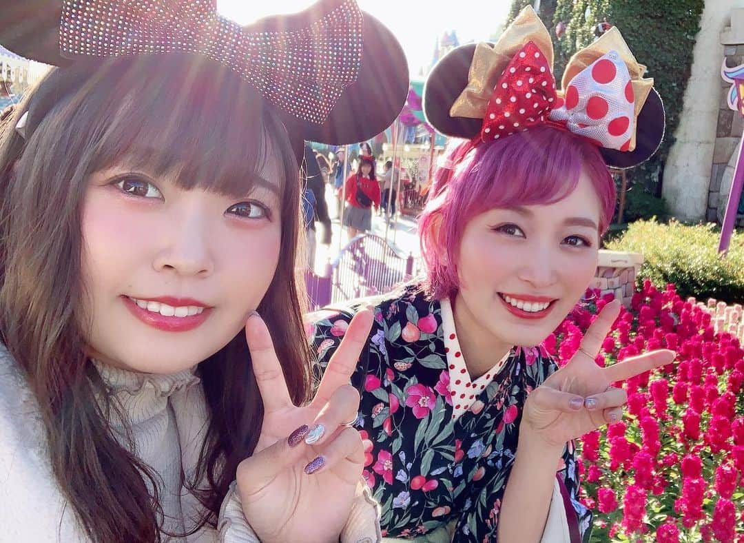 くまみきさんのインスタグラム写真 - (くまみきInstagram)「ミッキーめっちゃのぞいてるソフトクリーム🐭🍦笑 アプリでなんとかかんとかするともらえるクッキーおいしかった🤤💗 (年パス持ちのくせに基本ディズニー行くときは詳しい人と行くのがほとんどだから食べ物もファストパスもショーの抽選も人任せになる🤭笑) 結衣ちゃんありがと🤣💗笑  #ソフトクリーム #ディズニーランド #着物ディズニー」1月30日 21時13分 - kumamiki
