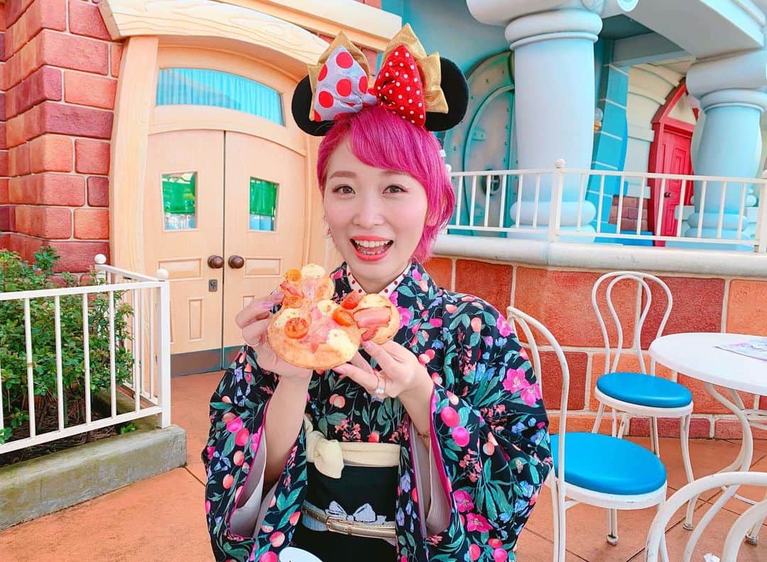 くまみきさんのインスタグラム写真 - (くまみきInstagram)「ミッキーめっちゃのぞいてるソフトクリーム🐭🍦笑 アプリでなんとかかんとかするともらえるクッキーおいしかった🤤💗 (年パス持ちのくせに基本ディズニー行くときは詳しい人と行くのがほとんどだから食べ物もファストパスもショーの抽選も人任せになる🤭笑) 結衣ちゃんありがと🤣💗笑  #ソフトクリーム #ディズニーランド #着物ディズニー」1月30日 21時13分 - kumamiki