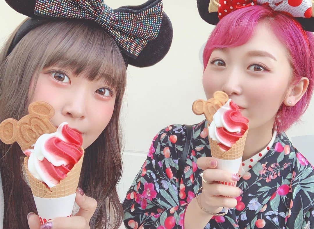 くまみきさんのインスタグラム写真 - (くまみきInstagram)「ミッキーめっちゃのぞいてるソフトクリーム🐭🍦笑 アプリでなんとかかんとかするともらえるクッキーおいしかった🤤💗 (年パス持ちのくせに基本ディズニー行くときは詳しい人と行くのがほとんどだから食べ物もファストパスもショーの抽選も人任せになる🤭笑) 結衣ちゃんありがと🤣💗笑  #ソフトクリーム #ディズニーランド #着物ディズニー」1月30日 21時13分 - kumamiki