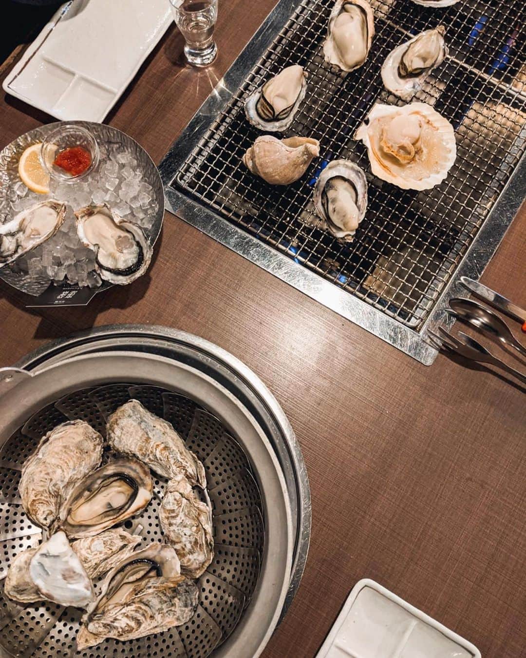 鈴木淳子さんのインスタグラム写真 - (鈴木淳子Instagram)「Oysters Paradise 🌴🤟🏼 #Toyama #JapanTrip 2020年初 牡蠣！富山県の #入善市 #牡蠣の星 に来ました！！ 頼んだのは「牡蠣の星セット」と蒸し牡蠣。 あのね、もうね　止まらないよ。 いくらでも食べれそうなくらい、爽やかに甘味と旨味が広がるお味。 日本中から集まった選りすぐりの牡蠣が、海洋深層水かきセンターに集まって、生牡蠣の再浄化をして新鮮な美味しい牡蠣になってるそうです。 匠ちゃん @hello_takumi との富山旅は続きます〜🥰 . . . #富山#富山県#富山観光#旅行#旅#国内旅行#観光#旅行好き#travelgram#sightseeing#pr」1月30日 21時15分 - junkosuzuki