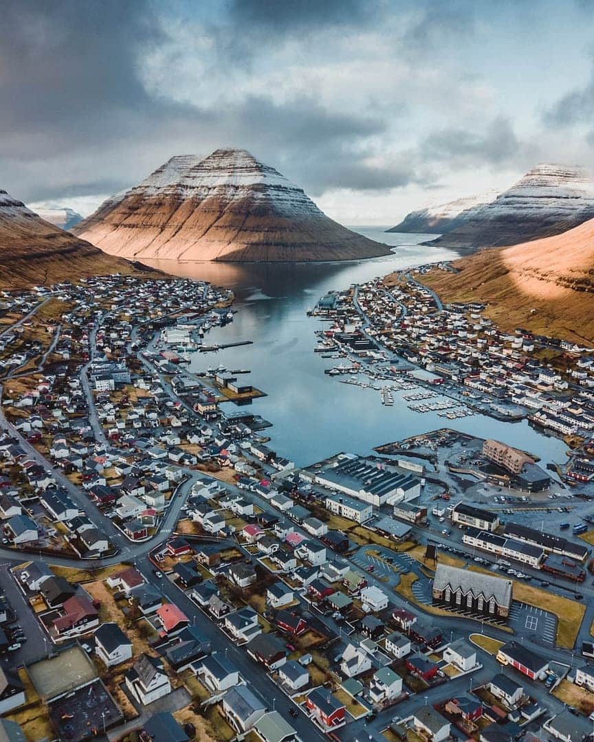 Discover Earthさんのインスタグラム写真 - (Discover EarthInstagram)「"Houses in every color 🌈 this is the second biggest town in the Faroes, called Klaksvík." Tag someone who'd visit this place! — 📍 #DiscoverFaroeIslands — 📸 Photo and caption taken by @rannvajoensen」1月30日 21時19分 - discoverearth