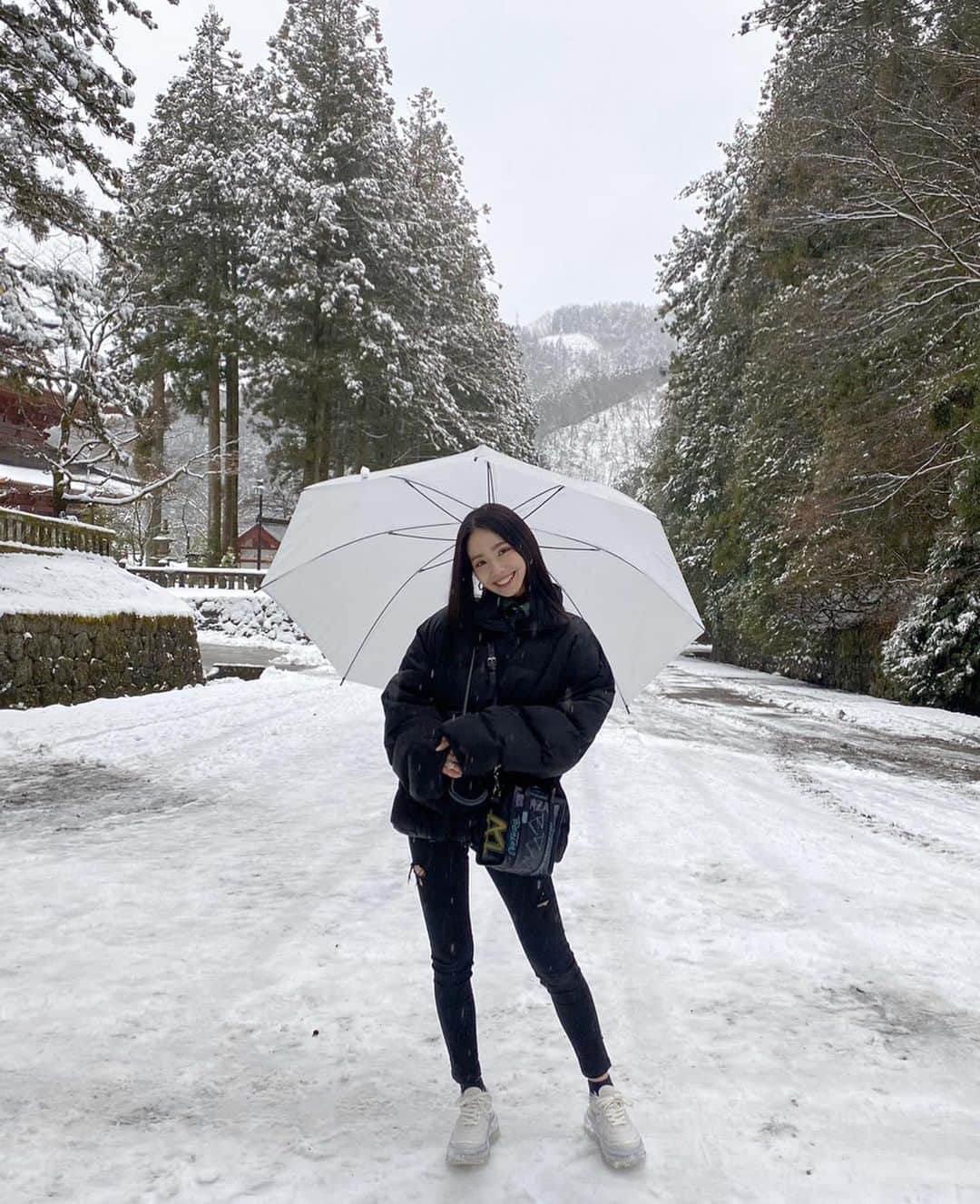 前沢海友さんのインスタグラム写真 - (前沢海友Instagram)「☔️☃️❄️ ㅤㅤㅤㅤㅤㅤㅤㅤㅤㅤㅤㅤㅤ 小6年生の時に初めて行った日光東照宮に 再びいきました🏯 雪が被ってる神社は貴重すぎてなんだか嬉しかった ㅤㅤㅤㅤㅤㅤㅤㅤㅤㅤㅤㅤㅤ #🙈🙊🙉 #日光東照宮 #栃木観光 #初雪 #ootd #coodinate #travel #shrine #newpost」1月30日 21時23分 - maezawamiyu